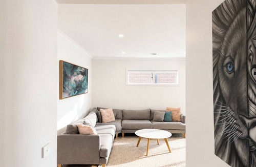 Lyndhurst House | Stylish 4BR Lyndhurst Home – Shops and Golf Nearby