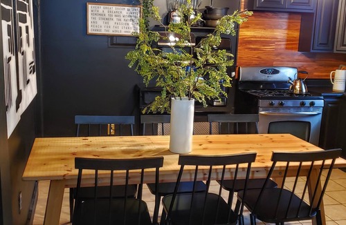 Weequahic House | Stylish 5-Bedroom Duplex Near NYC for Large Groups/Sleeps 16+Breakfast Included