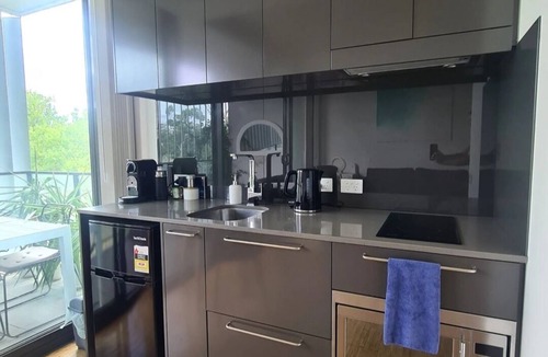 Lyneham Apartment | Stylish Apartment with Rooftop Pool - Close to City+ANU