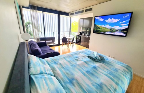 Lyneham Apartment | Stylish Apartment with Rooftop Pool - Close to City+ANU