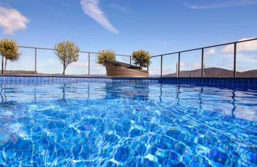 Lyneham Apartment | Stylish Apartment with Rooftop Pool, Minutes from City and ANU