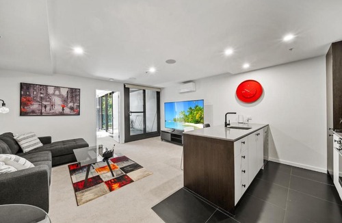 Braddon Apartment | Stylish Central Braddon 1 Bed, Pool, Gym, Parking
