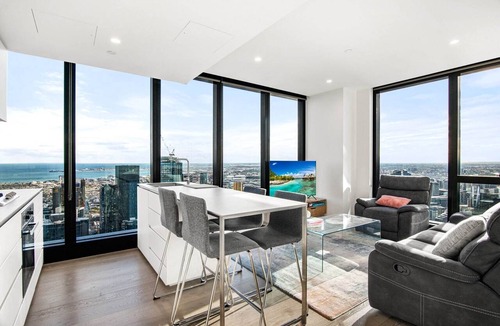 Southbank Apartment | Stylish City Apartment with Expanding City Views