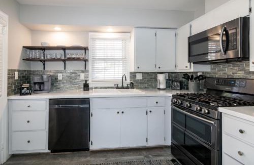 East Raleigh House | Stylish & Comfy 5 Location Private Backyard Updated Close to Downtown Walkable