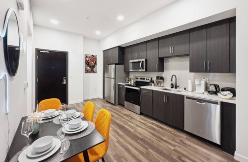 Los Angeles Apartment | Stylish Hollywood 1BD | Walk to Attractions & Nightlife |Pool, Gym, Free Parking