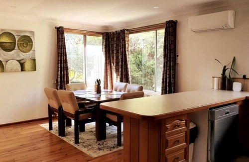 Keiraville House | Stylish House 10min walk to University with Parking