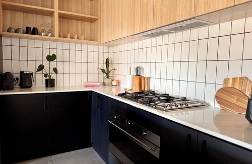 Bowden House | Stylish Industrial 2BR: Free Parking/Near CBD/Tram - Free fast wifi
