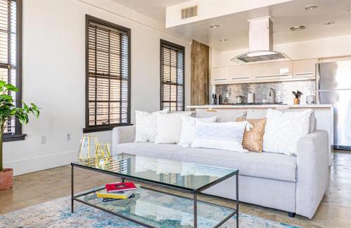 Downtown Los Angeles Apartment | Stylish loft 2 queens & 2 sofas