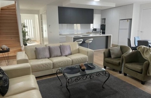 Thomastown House | Stylish Modern Home – Easy CBD & Airport Access