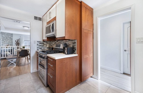 Hollywood House | Stylish Modern Home ★ Heart of Hollywood & Walkable ★ 2 Private Car Spots