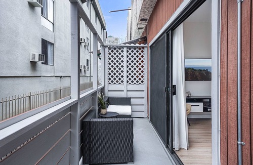 Hollywood House | Stylish Modern Home ★ Heart of Hollywood & Walkable ★ 2 Private Car Spots