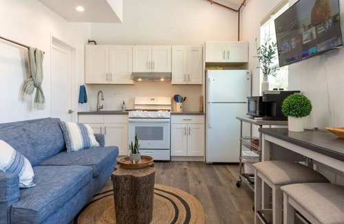 Mar Vista Apartment | Stylish Private Gorgeous 2 Story Guesthouse + Parking