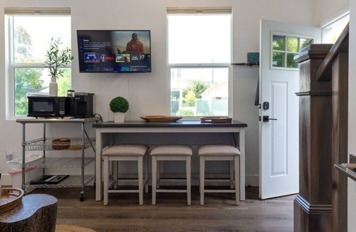 Mar Vista Apartment | Stylish Private Gorgeous 2 Story Guesthouse + Parking