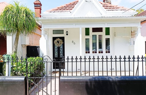 Marrickville House | Stylish Queen Room 1 Min Walk to Station + 60' TV
