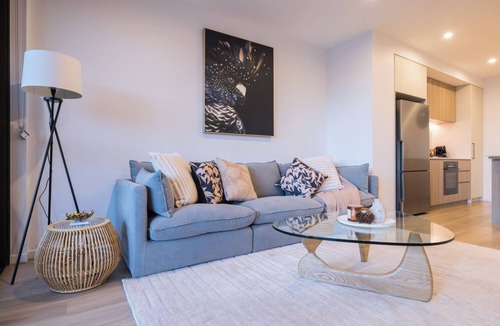East Brisbane Apartment | Stylish Retreat-style Apt, Sunset Rooftop Pool, Gym, Free carpark, Walk to Gabba