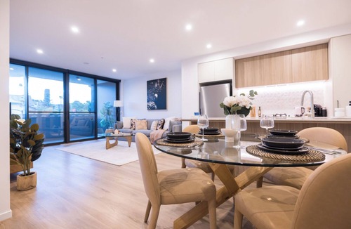 East Brisbane Apartment | Stylish Retreat-style Apt, Sunset Rooftop Pool, Gym, Free carpark, Walk to Gabba