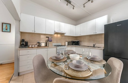 Richmond North House | Stylish Richmond 2BR Near Train Station, Cafes & MCG
