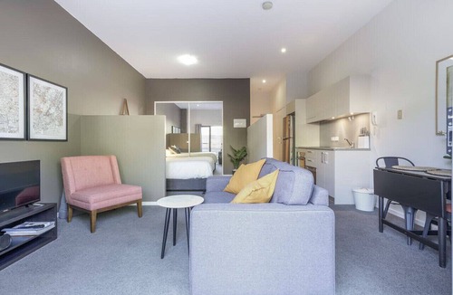 Bruce Apartment | Stylish studio Apt near AIS and GIO Stadium