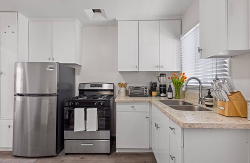 Hollywood Hills West Apartment | Stylish Sunset Stay! Steps away from Sunset Strip!