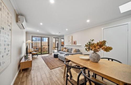 Coombs House | Stylish Townhouse with Private Courtyard