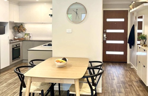 Coombs House | Stylish Townhouse with Private Courtyard