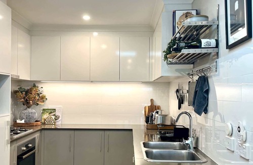 Coombs House | Stylish Townhouse with Private Courtyard