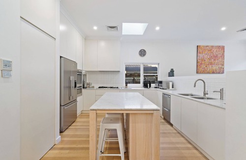 Vaucluse House | Summer Retreat with Pool - Holiday Home 7 beds, 4 bedrooms, near Beaches & Shops