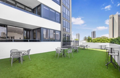 Surfers Paradise Apartment | Sun Drenched Apartment in the Heart of Surfers