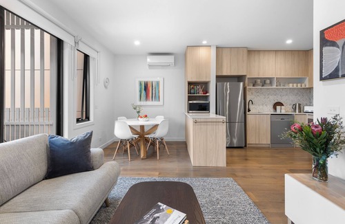 Caulfield North Apartment | Sun-Filled 2-Bed, 2-Bath Home, Caulfield Park — Sleeps 4, Balcony, Parking