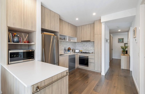 Caulfield North Apartment | Sun-Filled 2-Bed, 2-Bath Home, Caulfield Park — Sleeps 4, Balcony, Parking