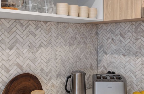 Caulfield North Apartment | Sun-Filled 2-Bed, 2-Bath Home, Caulfield Park — Sleeps 4, Balcony, Parking