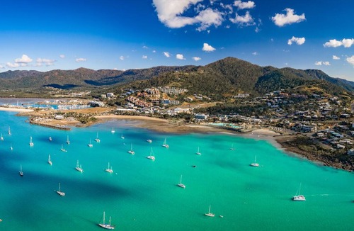 Airlie Beach Boat Rental | Sun-Kissed Sailing Adventure in Gran Barrera de Coral from Playa Airlie, Queensland