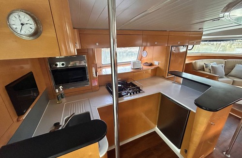 Airlie Beach Boat Rental | Sun-Kissed Sailing Adventure in Gran Barrera de Coral from Playa Airlie, Queensland