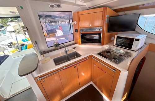 Airlie Beach Boat Rental | Sun-Kissed Sailing Adventure in Gran Barrera de Coral from Playa Airlie, Queensland