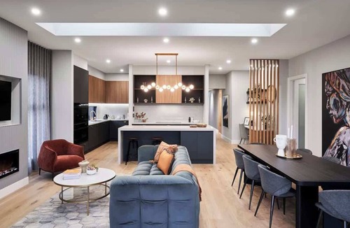 Limonite House | Sunbury Luxury - The Perfect Family Entertainer/next to airport