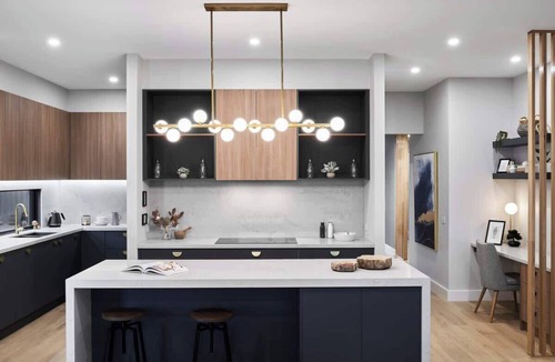 Limonite House | Sunbury Luxury - The Perfect Family Entertainer/next to airport