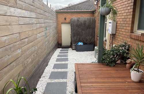 Alphington House | Sunlit 3-bedroom villa unit with AC in leafy Alphington