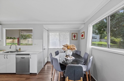 Woodridge House | Sunlit 3BR Upstairs Living at Licola