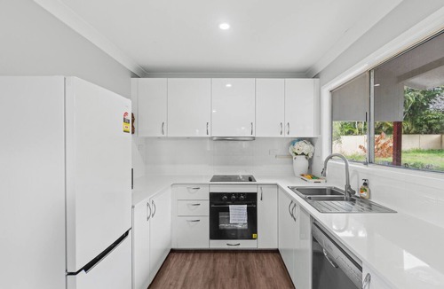 Woodridge House | Sunlit 3BR Upstairs Living at Licola