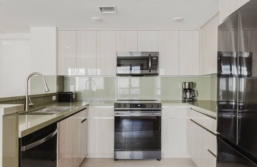 Little Armenia Apartment | Sunny Hollywood 3BR w/Laundry, Full Kitchen & A/C, by Blueground
