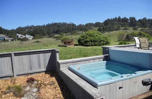Sea Ranch House | Sunny Home. Hot Tub. Walk to 2 Beaches, Rec Center, Bluff Trail and the Lodge.