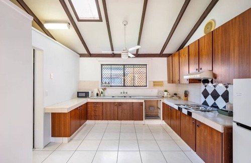 Robertson House | Sunny Stay | 2BR in Prime Location