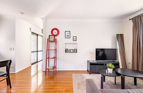 Robertson House | Sunny Stay | 2BR in Prime Location