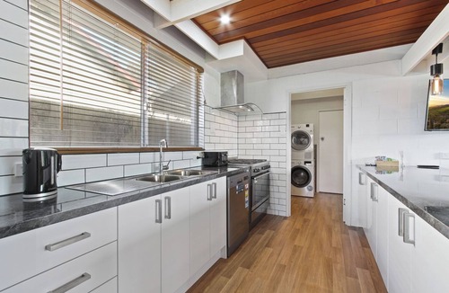Lakes Entrance House | Sunseeker on Palmers: Immerse yourself in Lakes Entrance and create memories