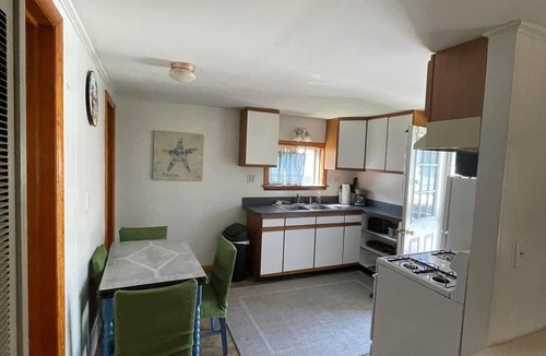 Irving Cottage | Sunset Bay 2 Cottages 2Bd & 1Bd Close To Beach Same Lot 1 price for both