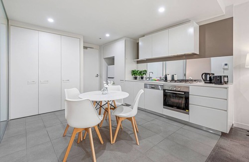 Hawthorn East Apartment | Sunset city views from a top-floor stay with pool, gym, sauna, garden and secure parking. Supermarket and dining on-site. Close to parks, beaches, universities and shopping—great for business trips, family visits or Melbourne getaways.