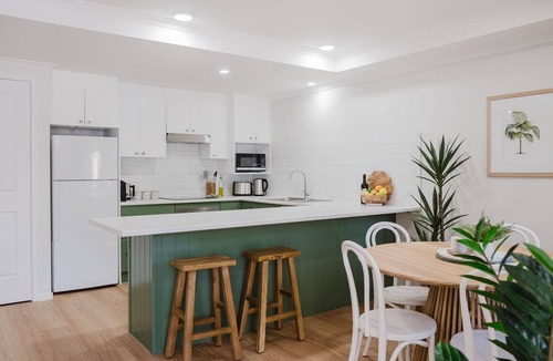 Mollymook Beach Apartment | Sunset Poolside - Pool, Wi-Fi, Tennis Court, Walk to Mollymook Beach and Local Restaurants!