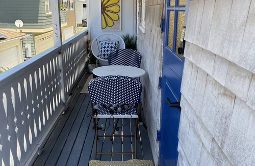 Balboa Island House | Super Cute BlueDoor Apt- on Little Balboa Island.