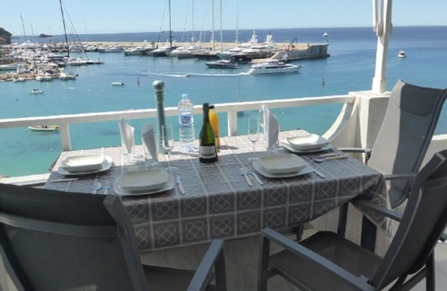 Santa Ponsa Apartment | Superb luxury 2 bedroom front line apartment with superb sea views.