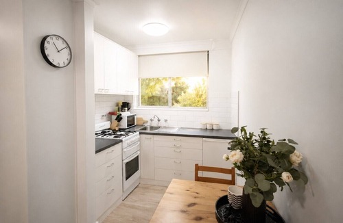 St. Kilda East Apartment | Superb Studio, Great Value in St Kilda East